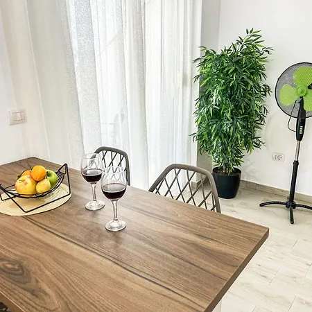 Inn In 817 Golem (Tirana)