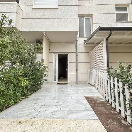 In 817 Inn Golem (Tirana)